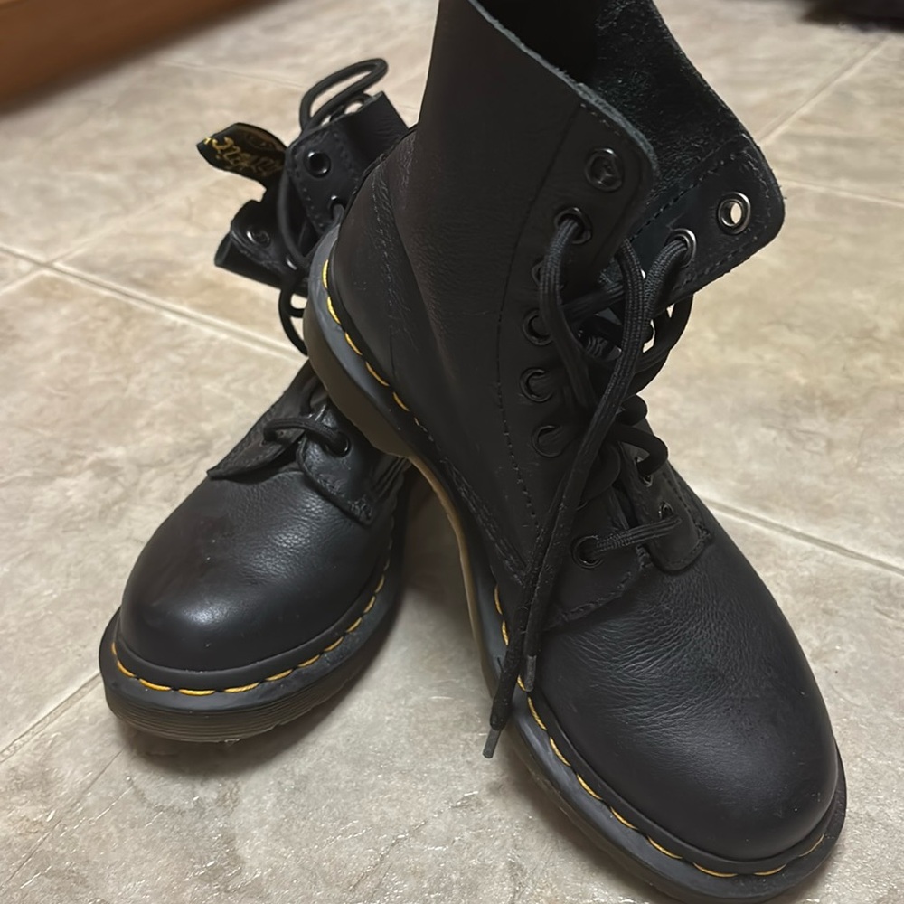 1460 Women’s Pascal Virginia Leather Boots Size 6